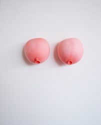 Kunstinstallation, installations kunst, kunst, bryster, balloner